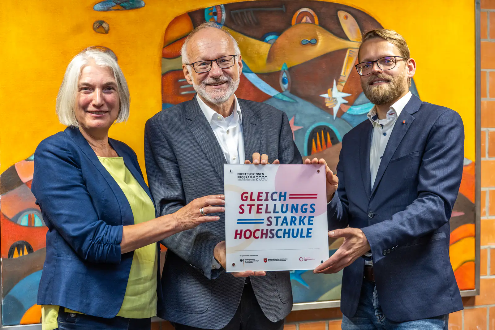 Dr. Jonas Buche bei der Übergabe der Plakette Gleichstellungsstarke Hochschule an der Hochschule Emden/Leer