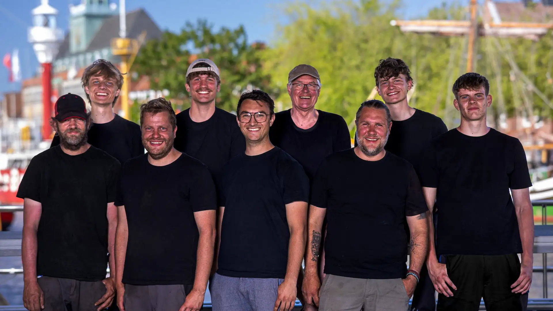 Das Gruppenbild des gesamten Teams von Bühnenkonzepte Nordwest auf der Baustelle für das Matjesfest.