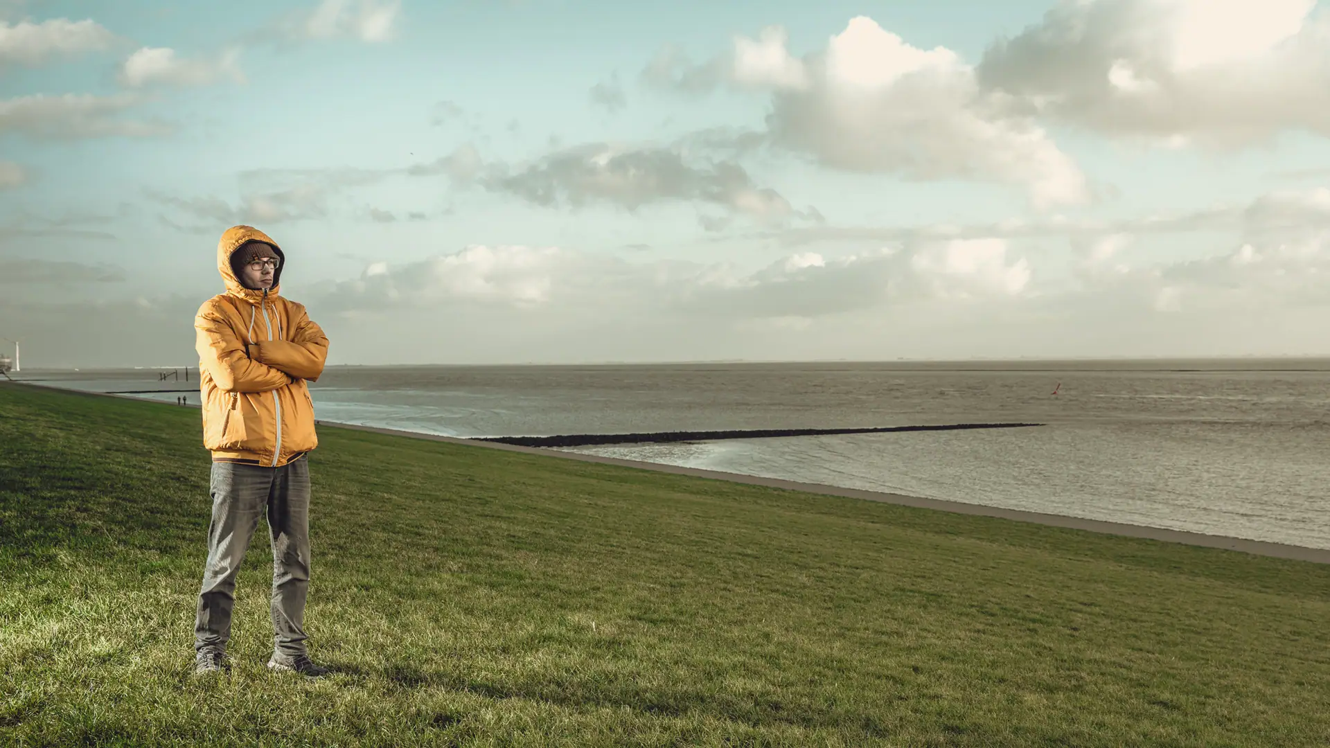 Ostfriesland-Landschaft mit Leuchtturm im Abendlicht