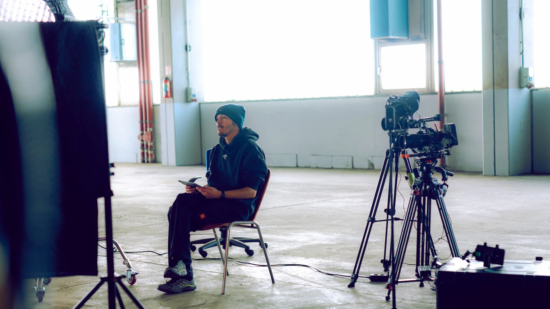 Professionelle Videoproduktion am Set mit Cinema-Kamera.